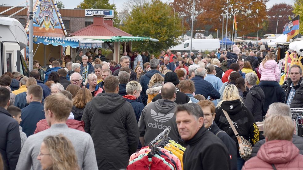 Auf dem Ostrhauderfehner Straßenfest wurde es bereits gegen Mittag voll. Am Nachmittag herrschte dann dichtes Gedränge im Gewerbegebiet. Fotos: Ammermann