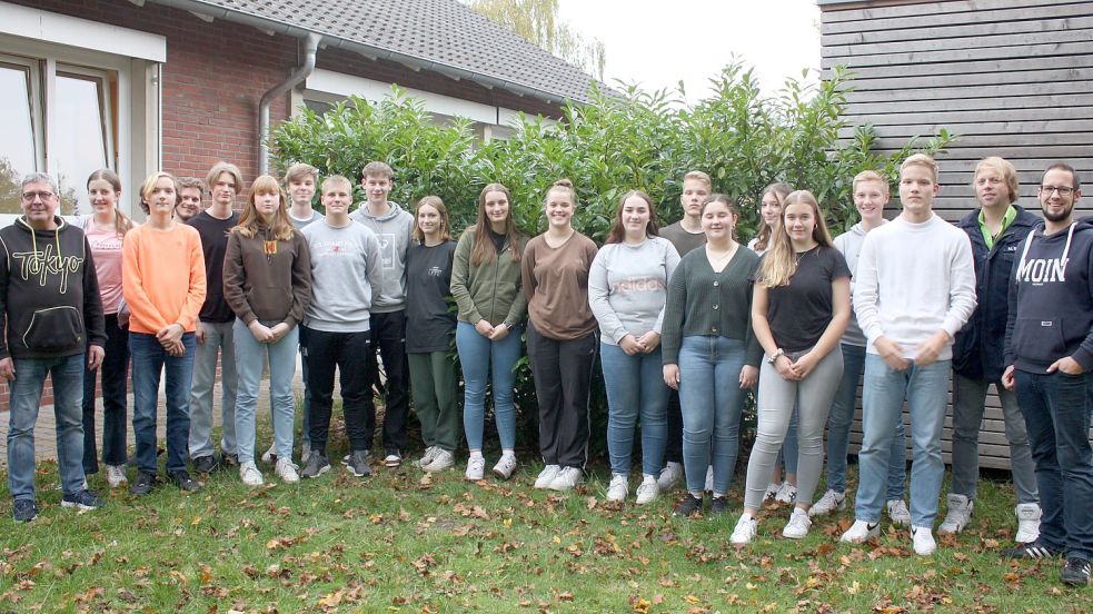 Die erfolgreichen Teilnehmerinnen und Teilnehmer des Juleica-Grundseminars im Jugend- und Begegnungszentrum Barßel mit Hartmut Börchers (links) sowie Florian Röttgers und Michael Bohnen (von rechts) Foto: Passmann