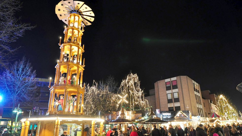 Sie überragte den vorweihnachtlichen Mühlenplatz: die große Weihnachts-Pyramide. Foto: Wolters/Archiv