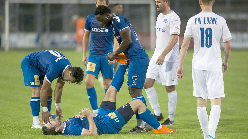 Bis an die Grenzen – möglicherweise auch bis zum Krampf – müssen die Spieler von Kickers Emden gehen, um gegen BW Lohne etwas Zählbares in Emden zu behalten. Im vergangenen Jahr in der Oberliga gelang das. Archivfotos: Doden, Emden