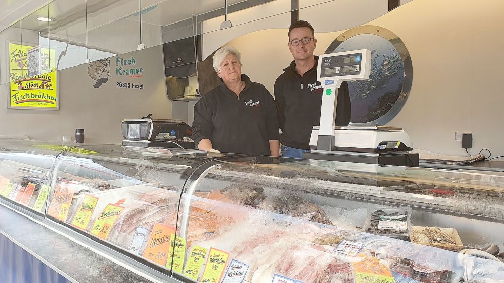 Jeden Donnerstag steht der Stand von „Fisch Kramer“ vor Holz & Bau. Während die übrigen Wochenmarktbeschicker sich nach und nach zurückgezogen haben, halten Erna Kramer und Marco Ahlfs hier die Stellung und bedienen Stammkunden. Foto: Gettkowski