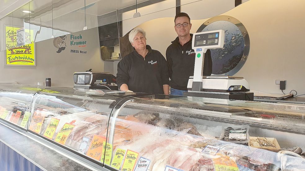 Jeden Donnerstag steht der Stand von „Fisch Kramer“ vor Holz & Bau. Während die übrigen Wochenmarktbeschicker sich nach und nach zurückgezogen haben, halten Erna Kramer und Marco Ahlfs hier die Stellung und bedienen Stammkunden. Foto: Gettkowski