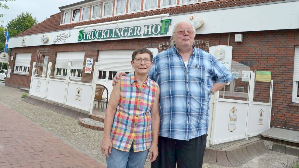 45 Jahre lang hatten Maria und Bernhard Helmke das Traditionslokal Strücklinger Hof gemeinsam geführt. Die Geschichte der Gaststätte im Herzen des Ortes reicht zurück bis 1863. Im August 2020 haben sie das Gebäude an den Quakenbrücker Investor verkauft, weil sie auch nach langer Suche keinen Nachfolger für ihre Gastronomie fanden. Archivfoto: Fertig