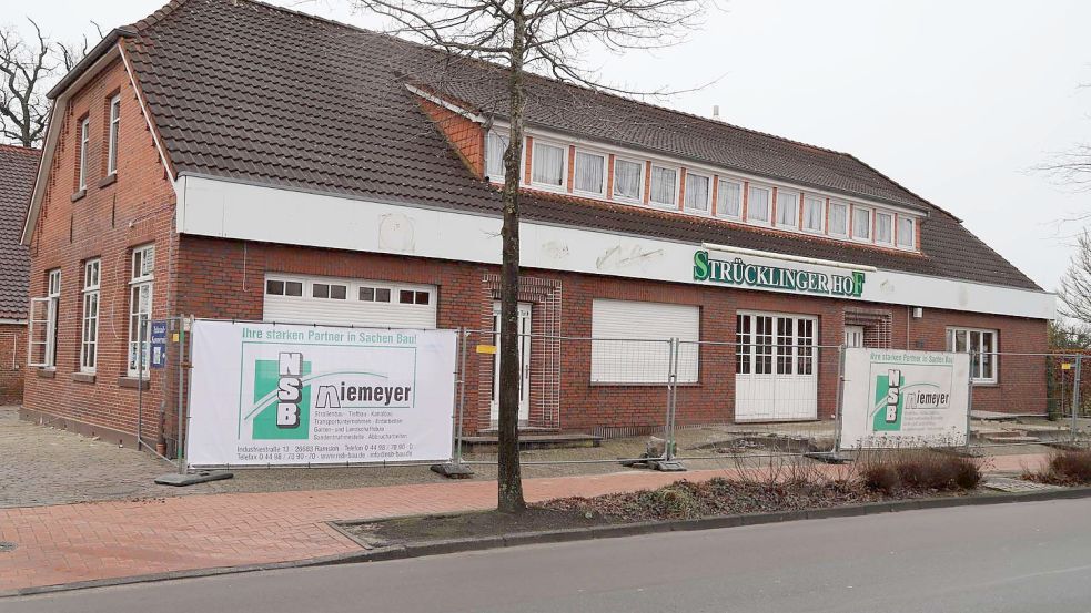Im Frühjahr 2021 ließ Investor Wjatscheslaw Pankratz das Traditionslokal Strücklinger Hof in Strücklingens Ortsmitte von der Saterländer Firma NSB Bau Niemeyer abreißen. Damit endete ein Stück Lokalgeschichte, das 1863 begonnen hatte. Archivfoto: Fertig