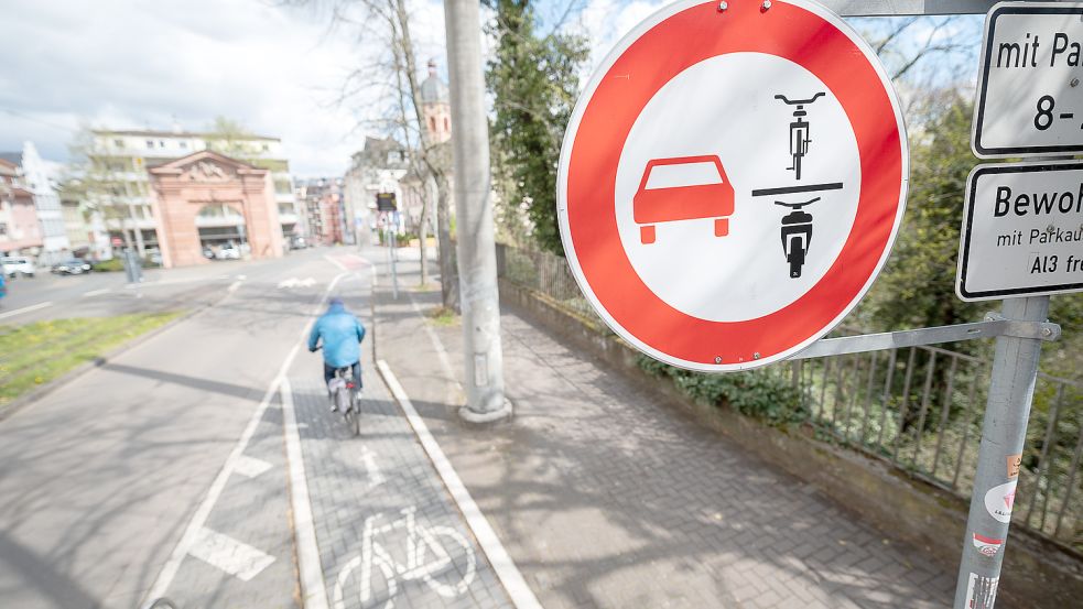 Bei der Missachtung des neuen Verkehrsschilds drohen empfindliche Strafen. Foto: dpa/Sebastian Gollnow