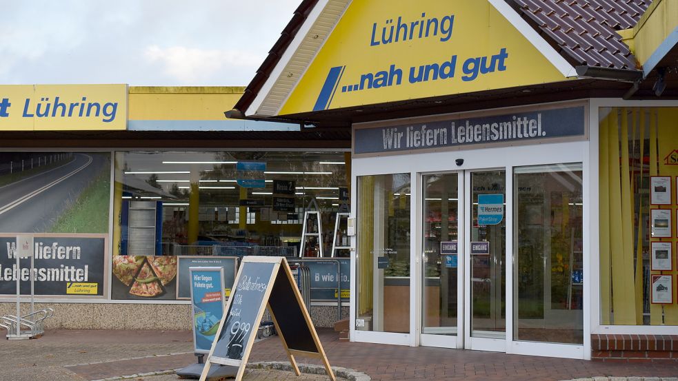 Zum Jahreswechsel schließt der Supermarkt „Nah und Gut Lühring“ an der Hauptstraße in Ostrhauderfehn. Fotos: Zein