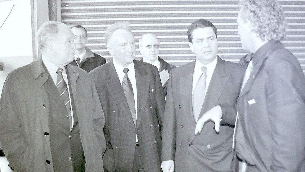 Dieses Bild zeigt Seniorchef Ewald Eden (links) bei einem Besuch des damaligen niedersächsischen Ministerpräsidenten Sigmar Gabriel (2. von rechts) im Müsing-Werk in Ihrhove im April 2001. Im Vordergrund sind zudem Ewald Edens Sohn Theodor (rechts) und der damalige SPD-Landtagsabgeordnete Helmut Collmann zu sehen. Foto: Archiv