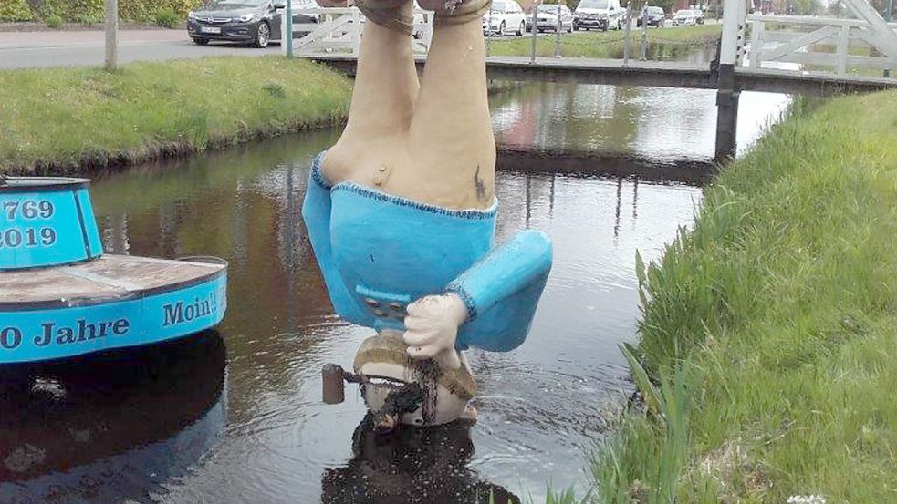 Die Fokko-Statue ist bei einem Unfall im Kanal gelandet. Vom Bauhof wurde sie Anfang Mai geborgen. Fokko muss nun repariert werden. Foto: Bauhof