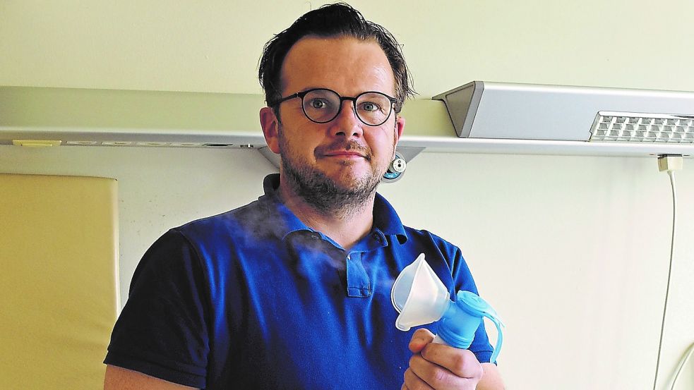 Inhalation ist nach Ansicht von Chefarzt Torsten Kautzky die beste Therapie bei Bronchitis. Foto: Roispich