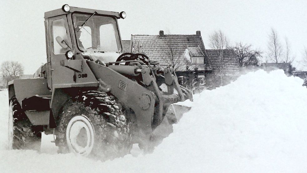 Mit einem Radlader wurden die Schneeberge zusammengeschoben. Bilder: GA-Archiv