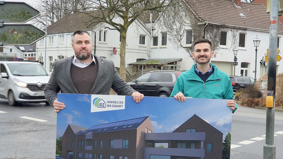 Wie der Neubau an der Risiusstraße/Ecke Westerstraße in Weener aussehen soll, haben die Investoren Evgenij Jungmann (links) und Domenico Drechnowicz Ende vergangenen Jahres bei einem Ortstermin mit Vertretern aus Politik und Verwaltung vorgestellt. Foto: Archiv