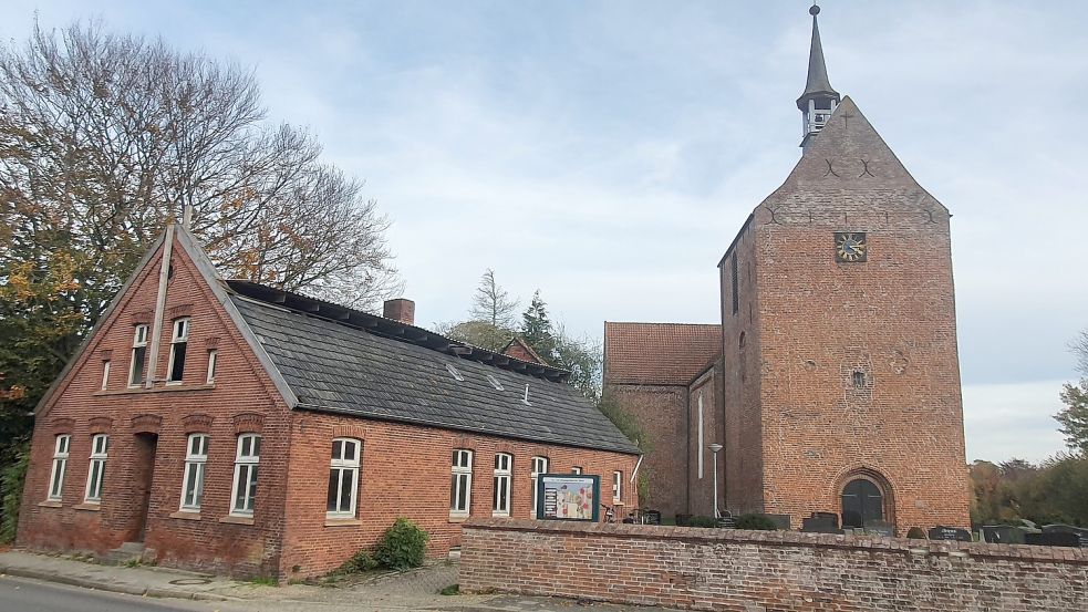 Die Alte Post steht an der Hauptstraße in Stapelmoor direkt neben dem Friedhof und der Kreuzkirche. Foto: Gettkowski