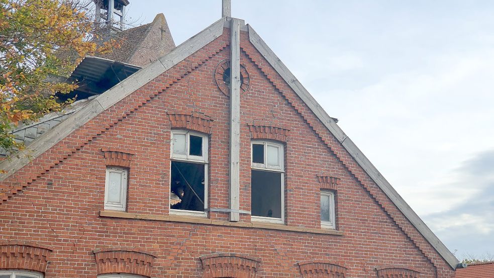 Das Haus, das direkt in der Ortsdurchfahrt liegt, macht einen verwahrlosten Eindruck. Im Obergeschoss fehlen einige Fensterscheiben. Foto: Gettkowski
