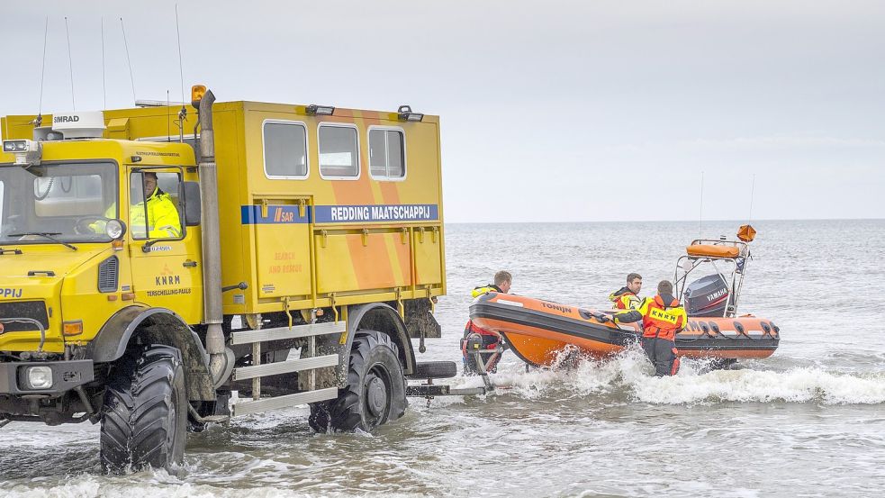 Ein Boot der Seenotrettungsorganisation KNRM wird auf Terschelling zu Wasser gelassen. Seit einer Woche suchen Helfer nach einem vermissten Jungen und einem Erwachsenen. Foto: Postma/ANP/Imago Images