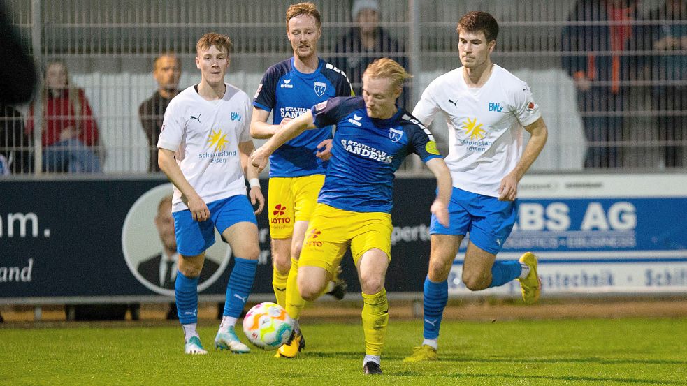 Hier hat Nick Köster alles im Blick, doch zu oft liefen die Emder Spieler vor allem in der Abwehr hinterher. Foto: Doden