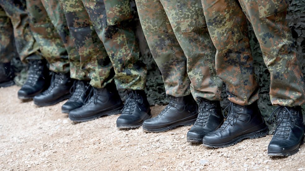 Ein deutscher Soldat droht dem Staat. Foto: dpa/Sven Hoppe