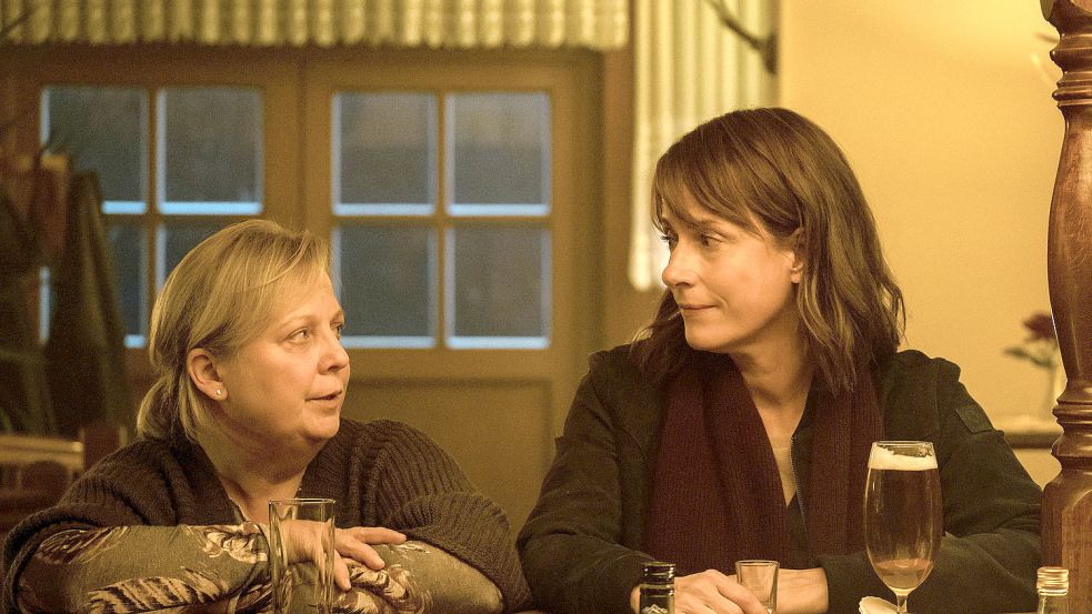 Die Hauptdarstellerinnen sind großartig: Gabriela Maria Schmeide (links) als Mutter des Mordopfers und Claudia Michelsen als Kommissarin Doreen Brasch kommen am Tresen ins Gespräch. Foto: MDR/filmpool fiction/Conny Klein