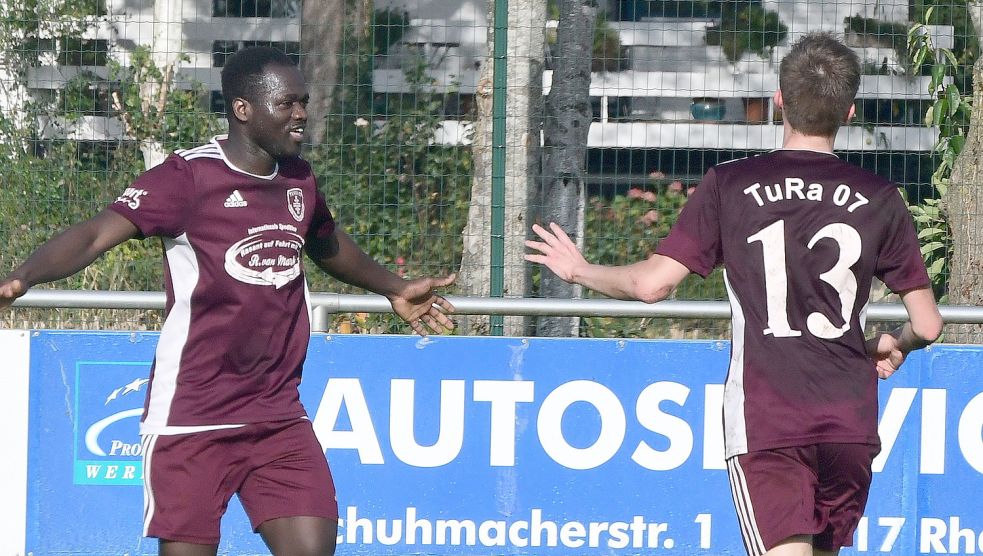 Ibrahim_Diarrassouba (links) jubelt mit Marc Schulte nach seinem 2:0-Treffer in der Nachspielzeit. Foto: Damm