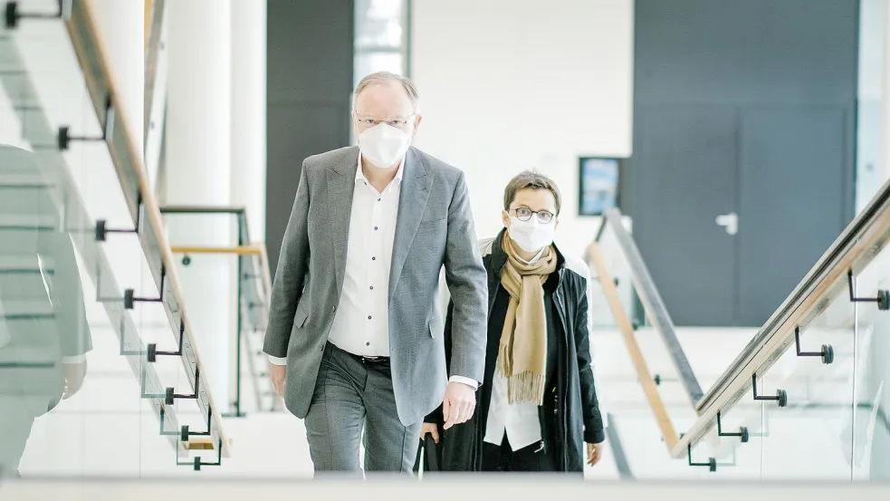 Macht Niedersachsens Ministerpräsident Stephan Weil (SPD) seine Sprecherin zur Justizministerin? Foto: Ole Spata/dpa