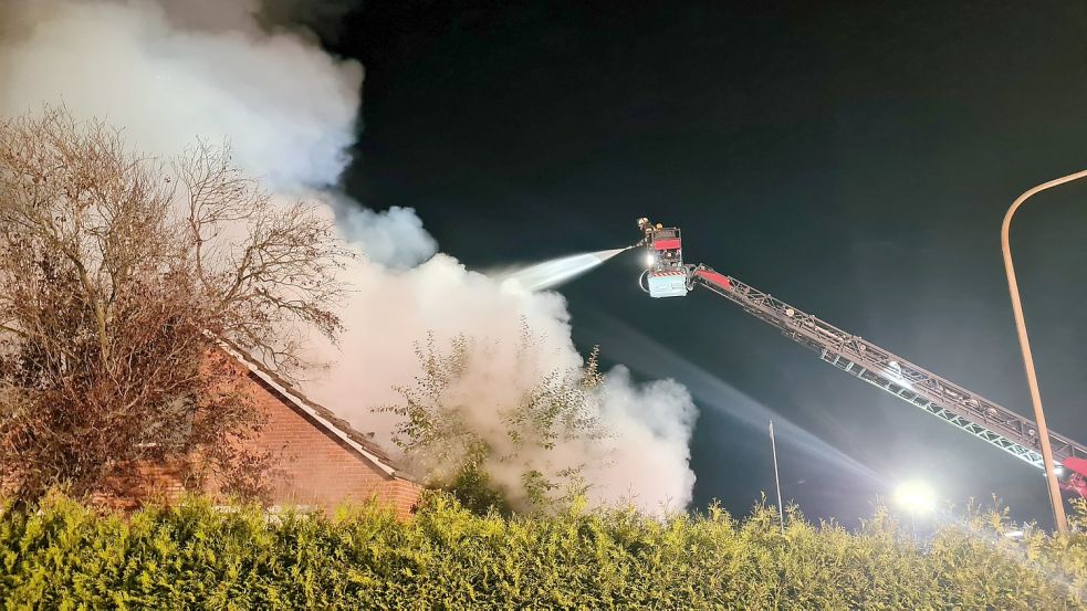 Die Feuerwehr Westrhauderfehn rückte mit einer Drehleiter an.