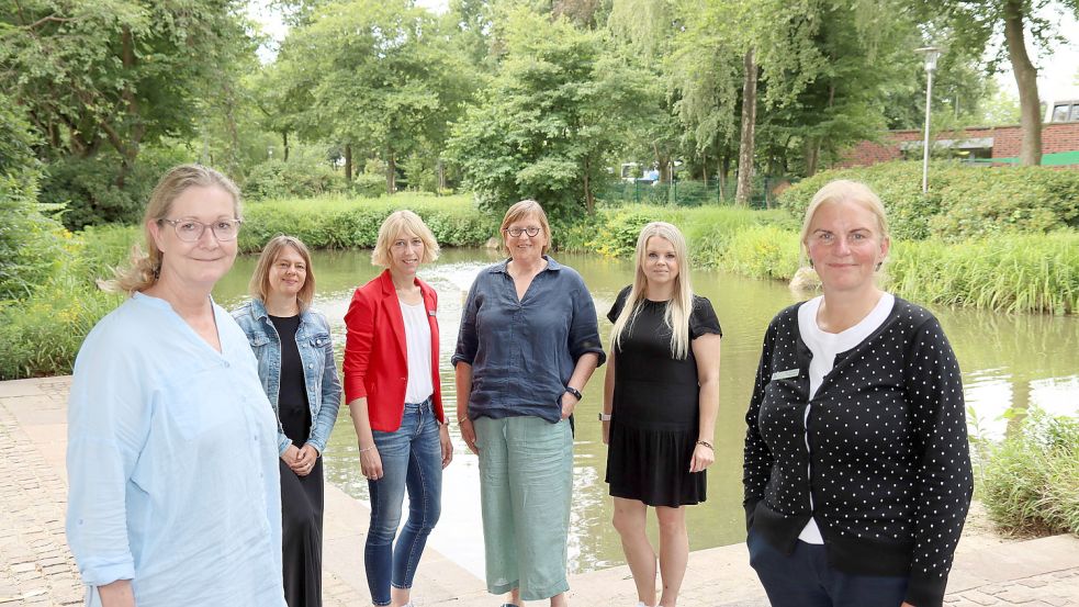 Von links: Anja Komossa (Beauftragte für Chancengleichheit am Arbeitsmarkt beim Jobcenter Cloppenburg), Ivonne Flerlage (Diakonie Cloppenburg), Renate Hitz (Koordinierungsstelle Frauen und Wirtschaft im Oldenburger Münsterland), Elisabeth Kessens (Caritas Sozialwerk Cloppenburg), Sandra kl. Stüve (Gleichstellungsbeauftragte Stadt Friesoythe) und Dr. Christina Neumann (ehem. Gleichstellungsbeauftragte Landkreis Cloppenburg). Foto: Landkreis Cloppenburg