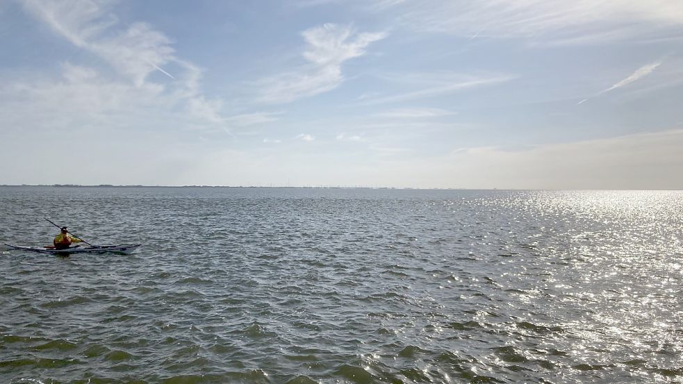 Ein Kajak-Fahrer auf der Nordsee. Foto: Oltmanns