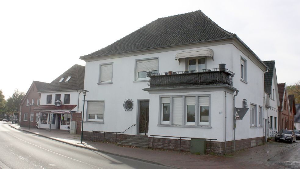 Das ehemalige Gebäude der Zahnarztpraxis Meiners an der Langen Straße hat die Gemeinde Barßel gekauft. Es soll für den Ausbau der Kreuzung abgebrochen werden. Vorerst dürfen hier aber Kriegsflüchtlinge aus der Ukraine untergebracht werden. Foto: Passmann
