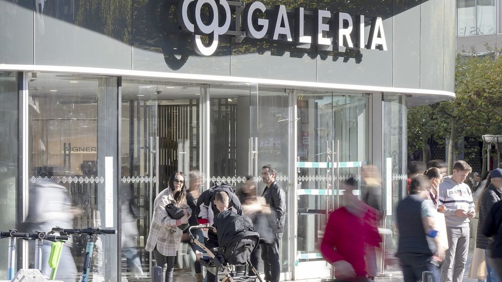 Kunden verlassen die Filiale von Galeria an der Hauptwache in Frankfurt. Der Warenhauskonzern Galeria Karstadt Kaufhof will bundesweit zahlreiche Filialen schließen. Foto: Roessler/DPA