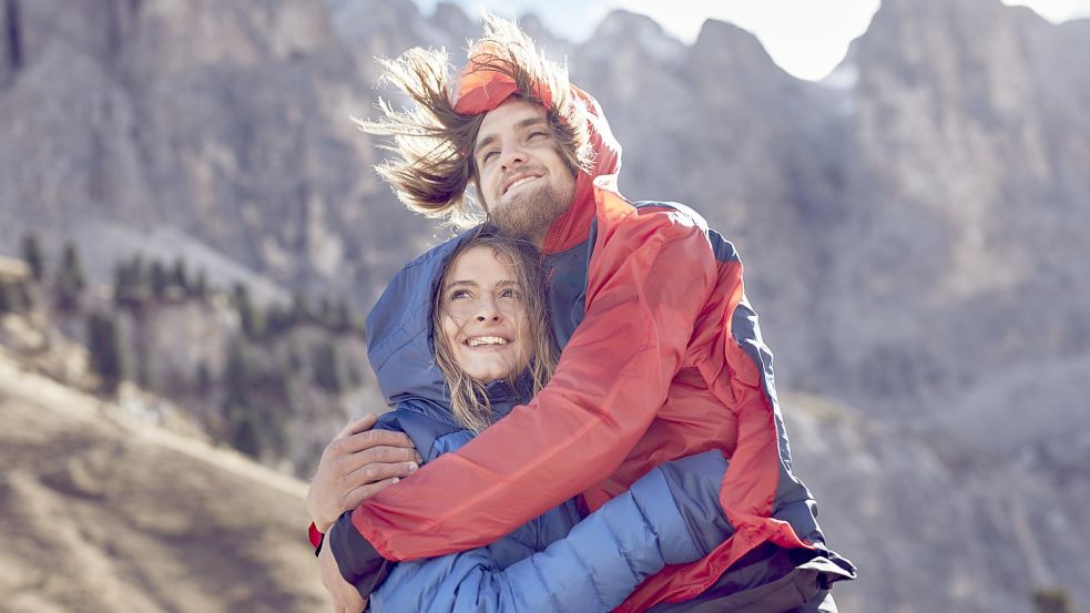 Kein Klischee, sondern Realität: Wie eine Statistik zeigt, lieben Deutsche Funktionsjacken. Foto: IMAGO IMAGES/Westend61