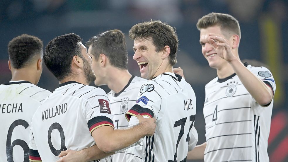 Die Deutsche Fußball-Nationalmannschaft möchte auch bei der Weltmeisterschaft in Katar etwas zu bejubeln haben. Thomas Müller (Mitte) und Co. streben nach dem WM-Pokal – und unsere Leser nach einem Hyundai i10? Foto: Swen Pförtner/dpa