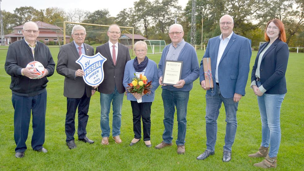 Die überraschende Auszeichnung ist geglückt. Das Bild zeigt (von links): Ewald Hoek (Vorsitzender Ältestenrat Fresena Ihren), Johann Schön und Alwin Harberts (beide Fußballkreis Ostfriesland), Heidi und Willi Koenen, Heinz Wiemers (stellvertretender Bürgermeister Gemeinde Westoverledingen) und Lena Busboom (Stabsstelle Ehrenamt Landkreis Leer). Foto: Weers