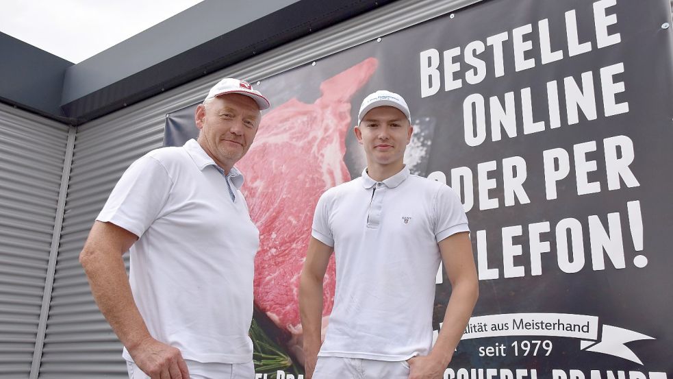 Noch im Juli waren Jann-Fokko Brandt (links) und sein Sohn Eike optimistisch, was die Neuaufstellung ihres Geschäftsmodells anging. Dann kam die Erhöhung der Energiepreise. Foto: Wehry