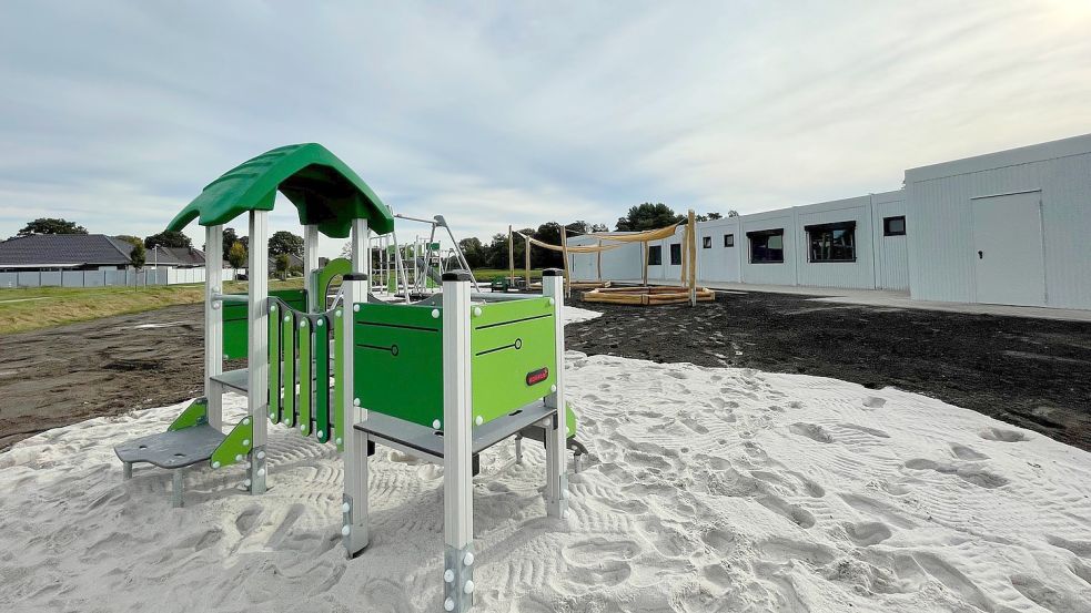 Der Außenbereich sieht schon richtig gut aus mit den großen Spielgeräten und dem Sandkastenbereich. Es wird auch noch Rollrasen verlegt. Foto: Janßen