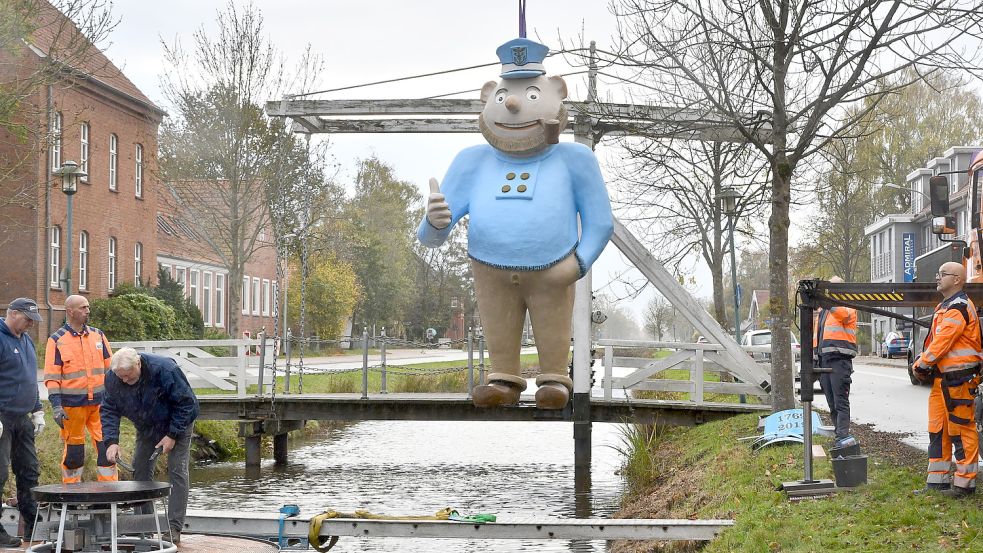 Maskottchen am Haken: Fokko kam am Mittwoch zurück auf seinen Stammplatz. Fotos: Hellmers