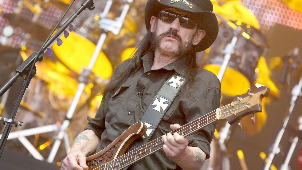 Mit dem mittlerweile verstorbenen Lemmy Kilmister, Bassist und Sänger der Band Motörhead, hatte unser Autor Matthias Höllings eine erinnerungswürdige Begegnung. Auf dem Foto ist Lemmy aber nicht in der Nordseehalle, sondern beim Wacken 2014 zu sehen. Foto: Axel Heimken/dpa