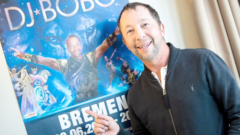 Der Schweizer Musiker DJ Bobo (René Peter Baumann) beim Interview in Bremen. Foto: Sina Schuldt/dpa