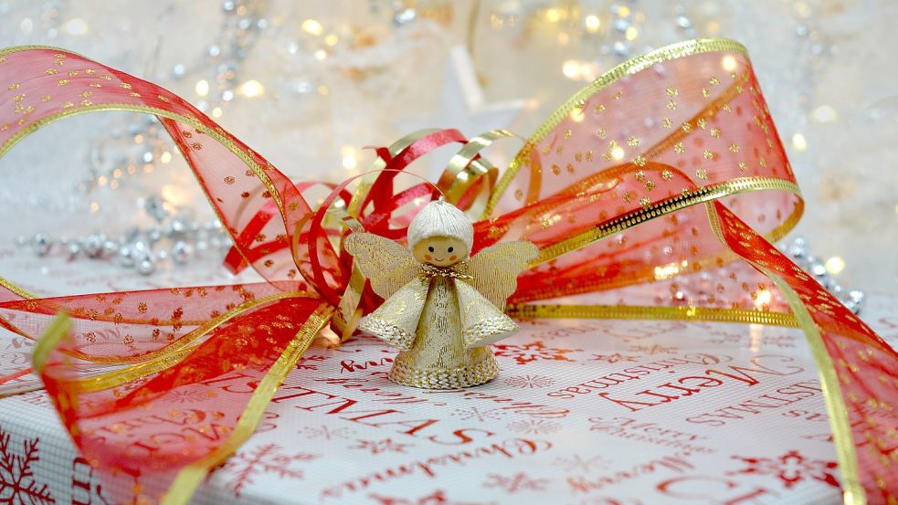 Etwas Hübsches rein, Schleife dran, fertig: Mit einem Päckchen von Herzen können Fehntjer große Freude schenken. Foto: pixabay