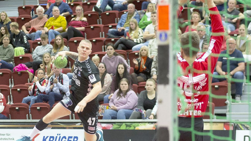 Rade Radjenovic trägt seit dem Sommer das Trikot des OHV Aurich. Der Serbe kam aus Braunschweig und trifft am Sonntag ab 17 Uhr in Aurich auf seinen Ex-Verein. Foto: Doden/Emden