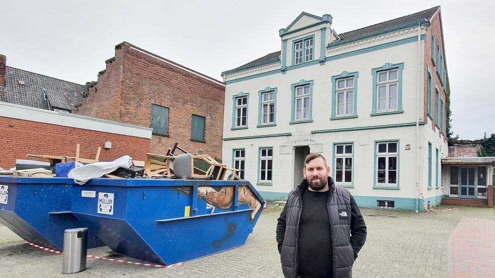 Ali Akman hält an den Plänen fest, in den Räumen der ehemaligen Kneipe „Klöntje“ in Weener eine Lounge einzurichten. Foto: Gettkowski