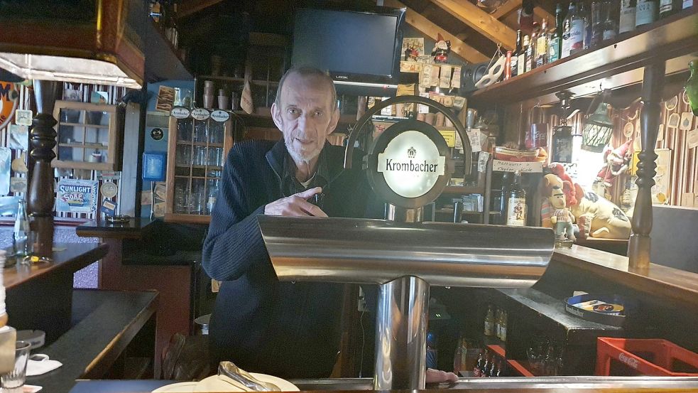 Enno Janssen war 37 Jahre lang Wirt in der Kultkneipe. Weihnachten 2021 feierte er dort Abschied mit seinen Gästen. Archivfoto: Gettkowski