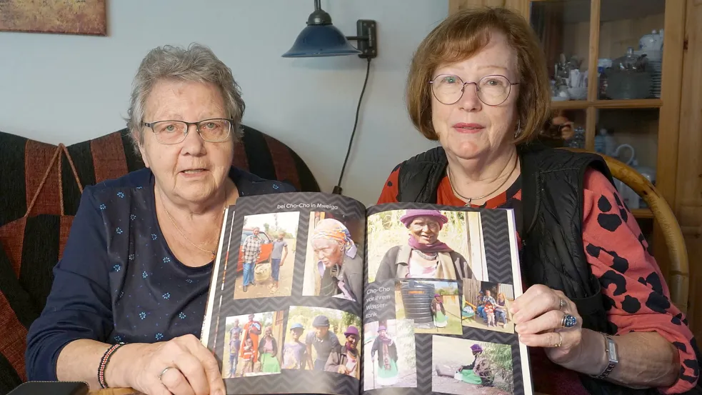 Annegret Krause (links) und Herta Junker haben sich zusammen ein Fotoalbum von ihrer letzten Reise nach Kenia erstellt. Anfang 2023 wollen die beiden Frauen wieder dorthin fliegen. Foto: Hagewiesche