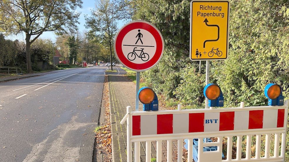 Aus Richtung Leer kommend wird die Bundesstraße 70 für Verkehrsteilnehmer weiterhin voll gesperrt bleiben. Die Umleitung in Richtung Papenburg erfolgt über Flachsmeer. Foto: Ammermann