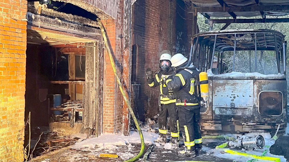 Bei dem Brand völlig zerstört wurde ein Oldtimer-Bus. Foto: Leonhard