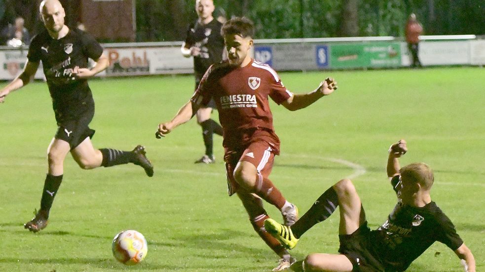 Westrhauderfehns Zolfaqhar Nazari (rotes Trikot) ist wieder ins Mannschaftstraining eingestiegen. Foto: Damm