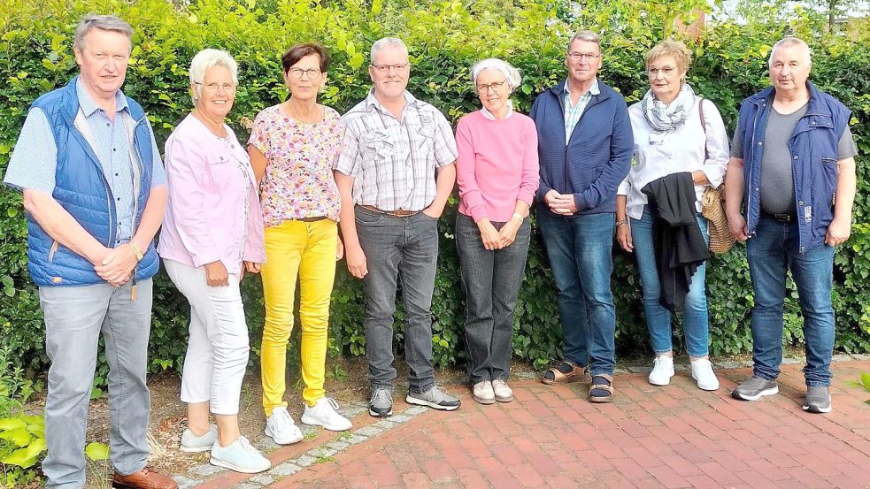 Die Seniorenhelfer im Saterland (von links): Herbert Hinrichs, Helene Kösters, Rosa Strohschnieder, Martin Nitz, Irmtraud Bartjen, Hermann Knelangen, Angelika Cordes, Wolfgang Döring. Auf dem Bild fehlen Margrit Kethler und Martin Thoben. Foto: privat