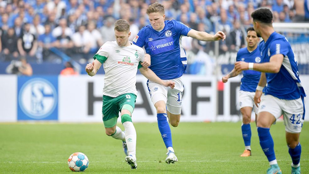 Mitchell Weiser (am Ball) hat das bislang letzte Spiel mit Werder gegen Schalke gewonnen. In der Vorsaison und in der zweiten Liga hieß es am 23. April dieses Jahres in Gelsenkirchen 4:1 für die Bremer – die jetzt am Samstag Gastgeber sind. Foto: imago images/Uwe Kraft