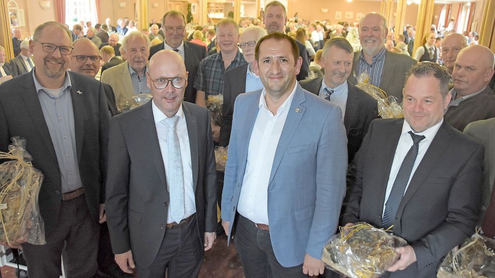 Der Cloppenburger Bürgermeister Neidhard Varnhorn (2. von links) und der Bürgermeister von Molbergen, Witali Bastian (3. von links) überreichten den Verbandsvorstehern als Präsent einen Obstbrand. Foto: Tzimurtas