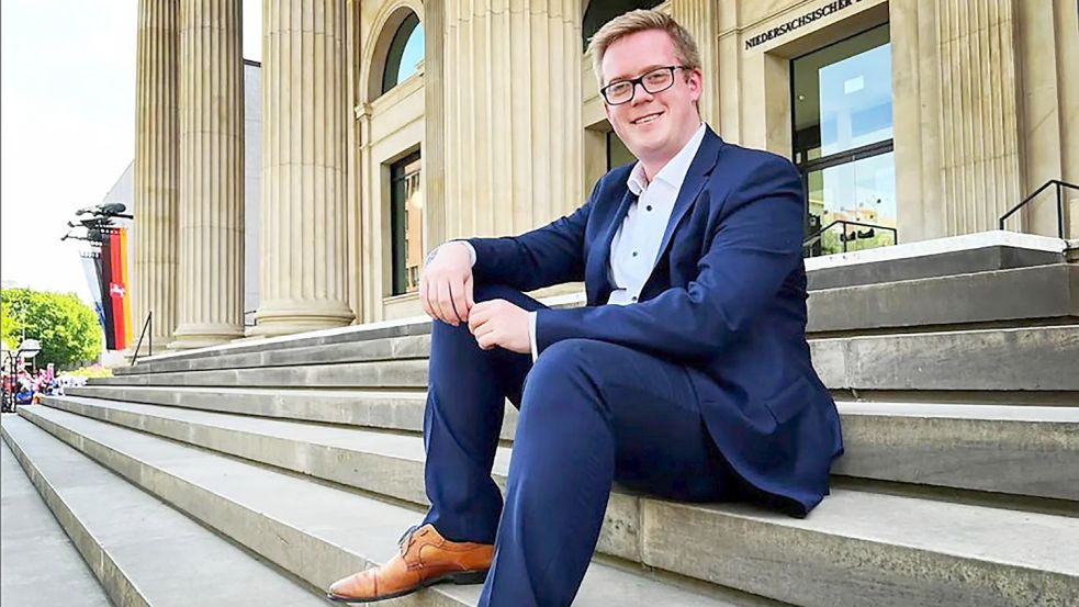Lukas Reinken vor dem Portikus des Leineschlosses in Hannover, in dem sich der niedersächsische Landtag befindet. Jetzt wird es für den neugewählten CDU-Abgeordneten des Wahlkreises 66 Cloppenburg-Nord ernst: In der kommende Woche konstituiert sich der Landtag neu. Und Jungparlamentarier Reinken nimmt auf der Oppositionsbank Platz. Foto: privat