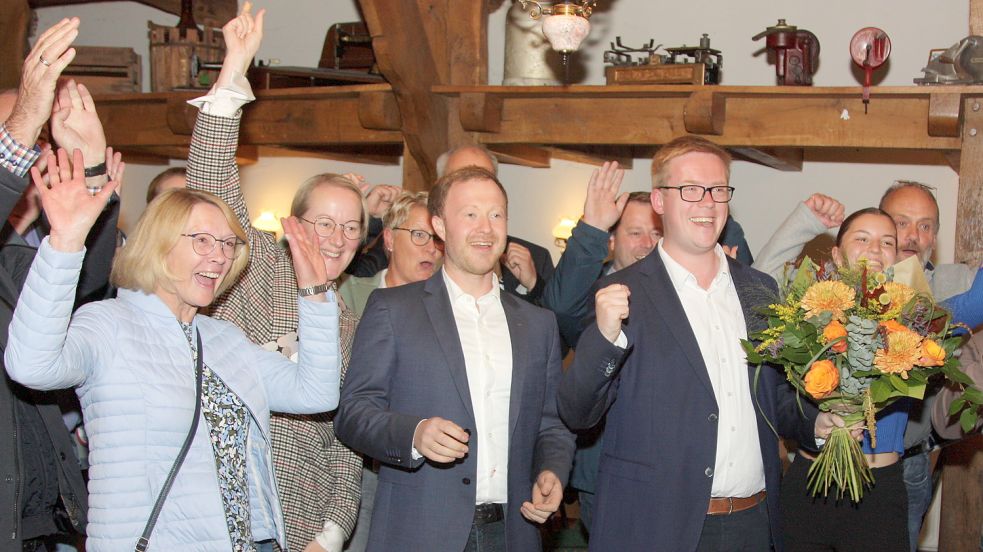 Jubel bei der CDU im Wahlkreis Cloppenburg-Nord am Wahlabend: Lukas Reinken, vorne mit Blumenstrauß, gewann bei der Landtagswahl am 9. Oktober das Direktmandat. Im Heimathaus in Bösel feierte der 26-Jährige mit Familie, Freunden und Parteifreunden den Erfolg. Archivfoto: Passmann
