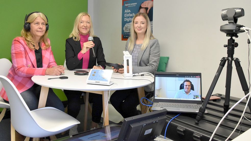 Annette Hopfmann (von links), Nicola Fuhler, Jessica Stark und Tim Weyl (digital zugeschaltet) testen das Digi-Studio. Foto: Hahn